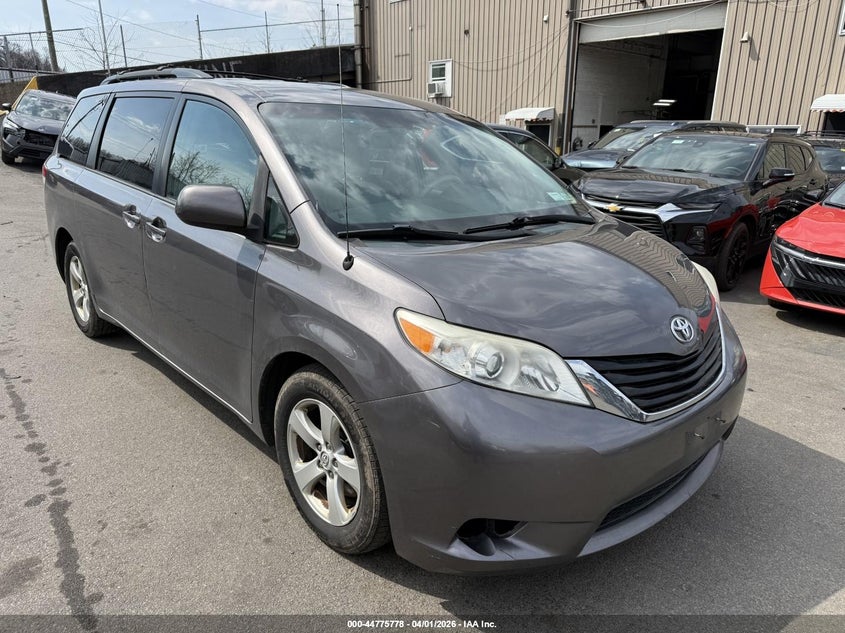 2014 Toyota Sienna Le V6 8 Passenger