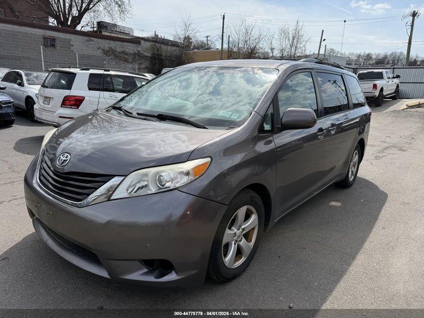 2014 Toyota Sienna Le V6 8 Passenger