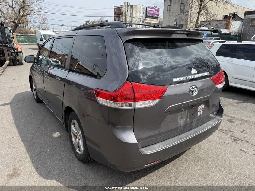 2014 Toyota Sienna Le V6 8 Passenger