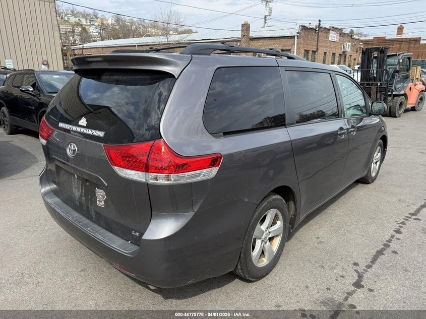 2014 Toyota Sienna Le V6 8 Passenger