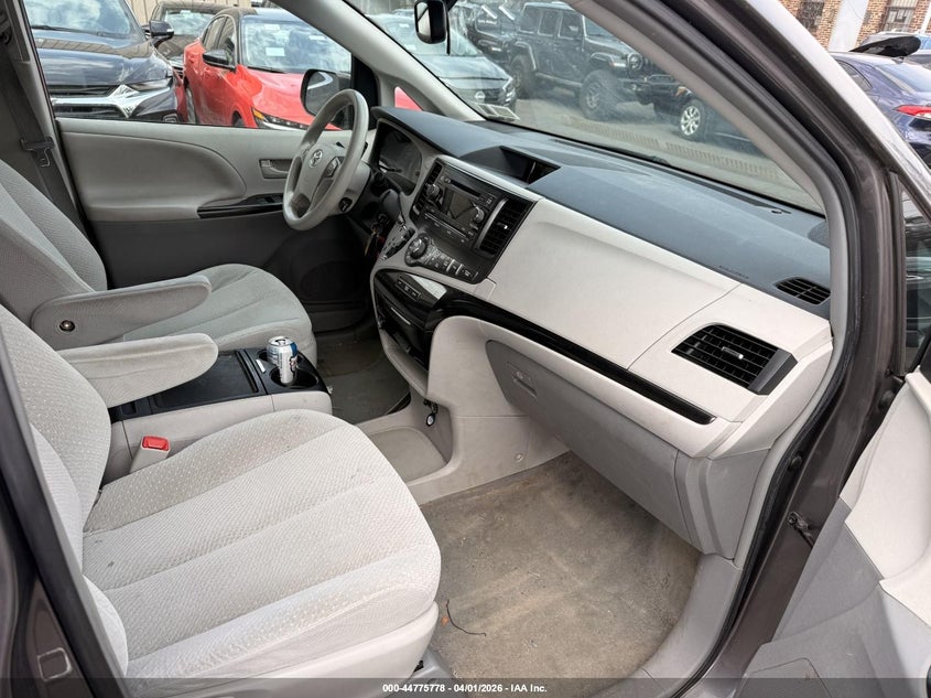 2014 Toyota Sienna Le V6 8 Passenger