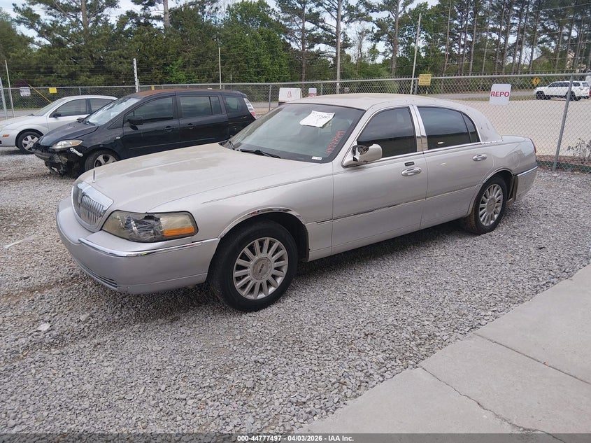 2005 Lincoln Town Car Signature
