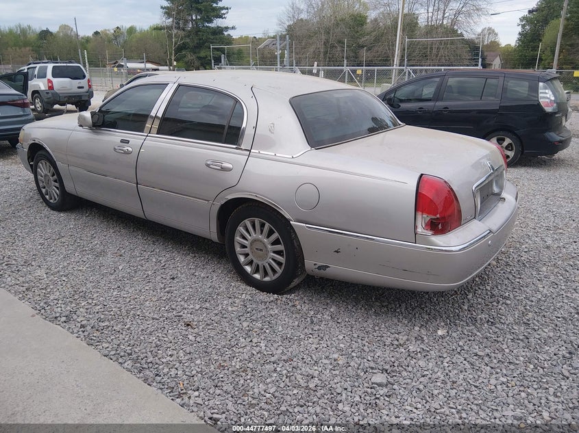 2005 Lincoln Town Car Signature