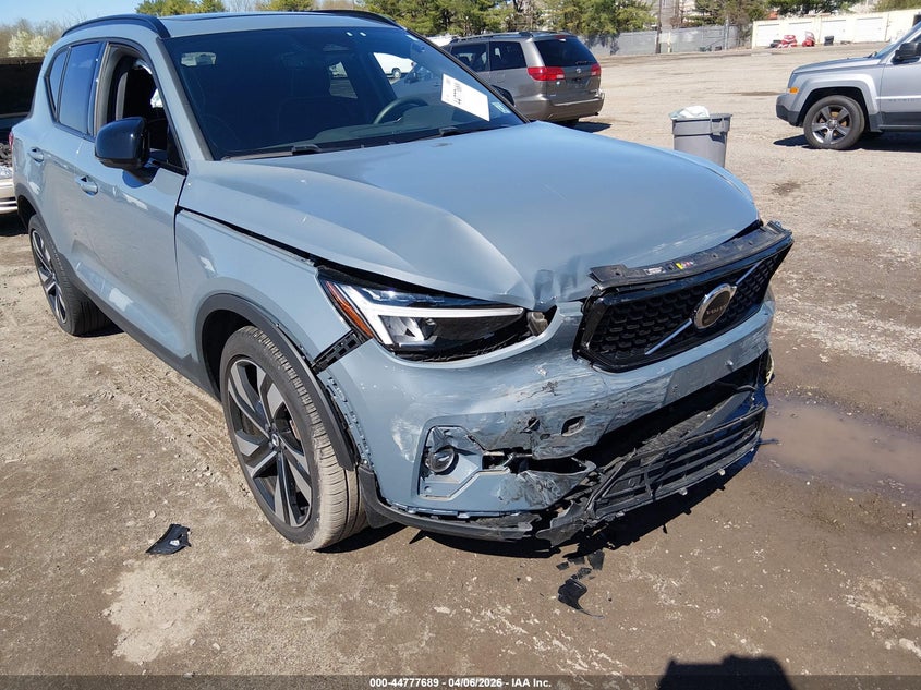 2023 Volvo Xc40 B5 Plus Dark Theme VIN: YV4L12UWXP2114104 Lot: 44777689