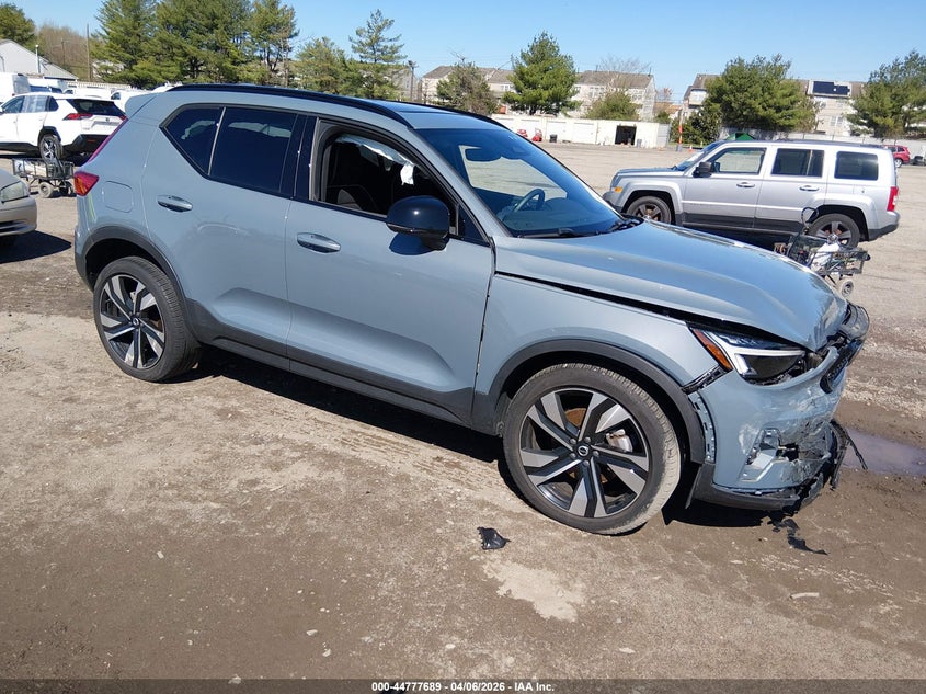 2023 Volvo Xc40 B5 Plus Dark Theme VIN: YV4L12UWXP2114104 Lot: 44777689
