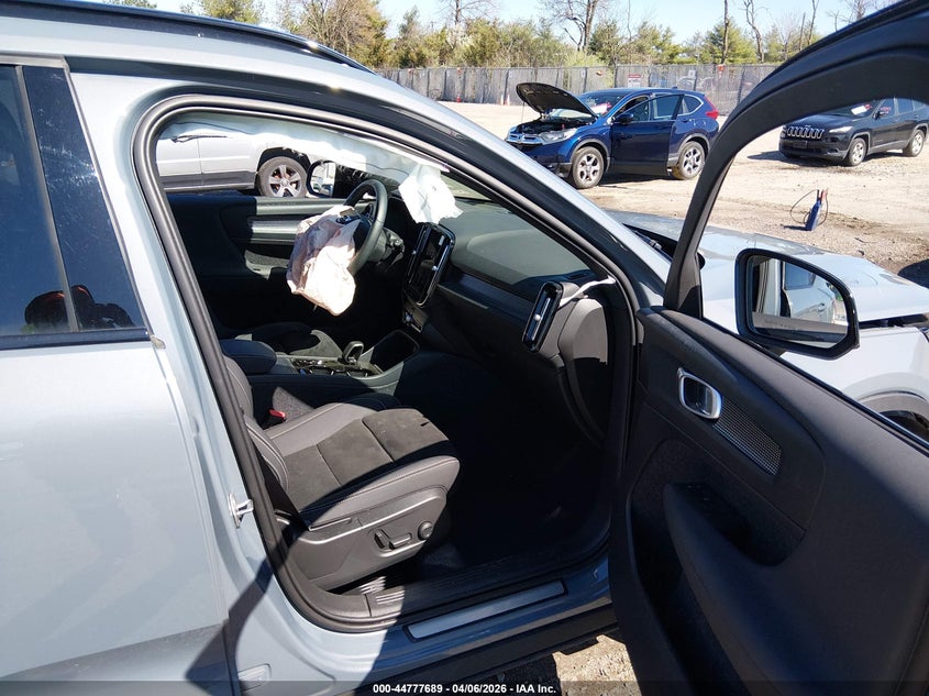 2023 Volvo Xc40 B5 Plus Dark Theme VIN: YV4L12UWXP2114104 Lot: 44777689