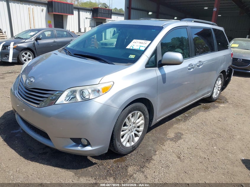 VIN 5TDYZ3DC2HS779215 2017 TOYOTA SIENNA XLE PREMIUM 8 PASSENGER