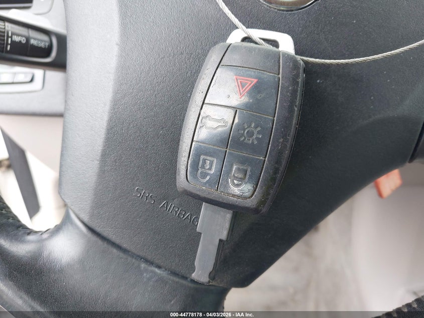 2011 Volvo C70 T5 VIN: YV1672MC0BJ115386 Lot: 44778178