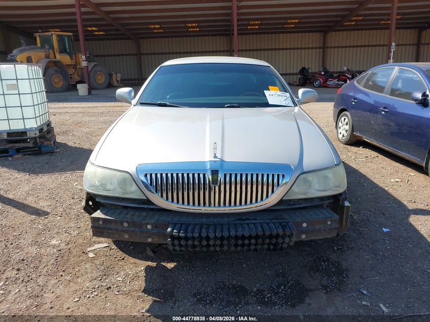 2010 LINCOLN TOWN CAR SIGNATURE LIMITED · Photo 13