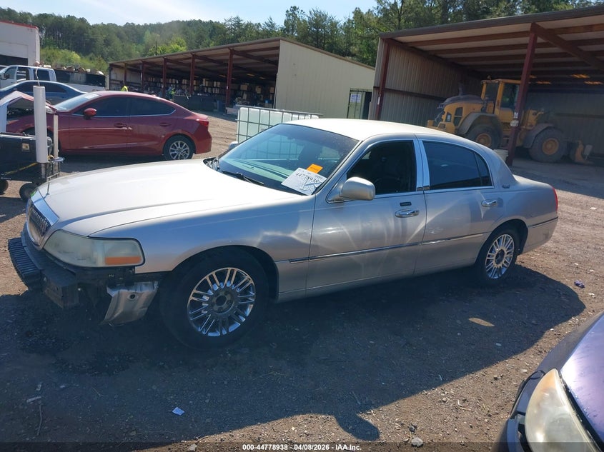 2010 LINCOLN TOWN CAR SIGNATURE LIMITED · Photo 15