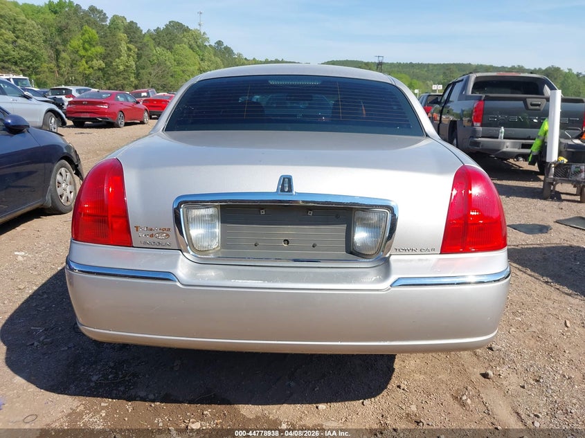 2010 LINCOLN TOWN CAR SIGNATURE LIMITED · Photo 17