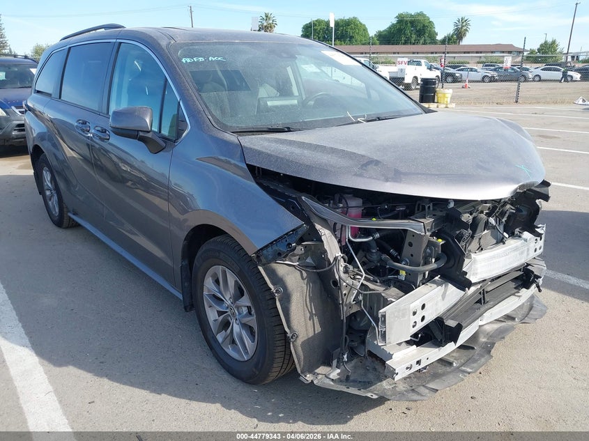 2023 Toyota Sienna Le
