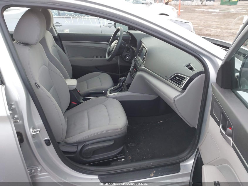 VIN 5NPD84LF2JH218687 2018 HYUNDAI ELANTRA SEL