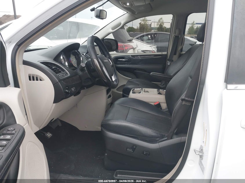 2016 Chrysler Town & Country Touring