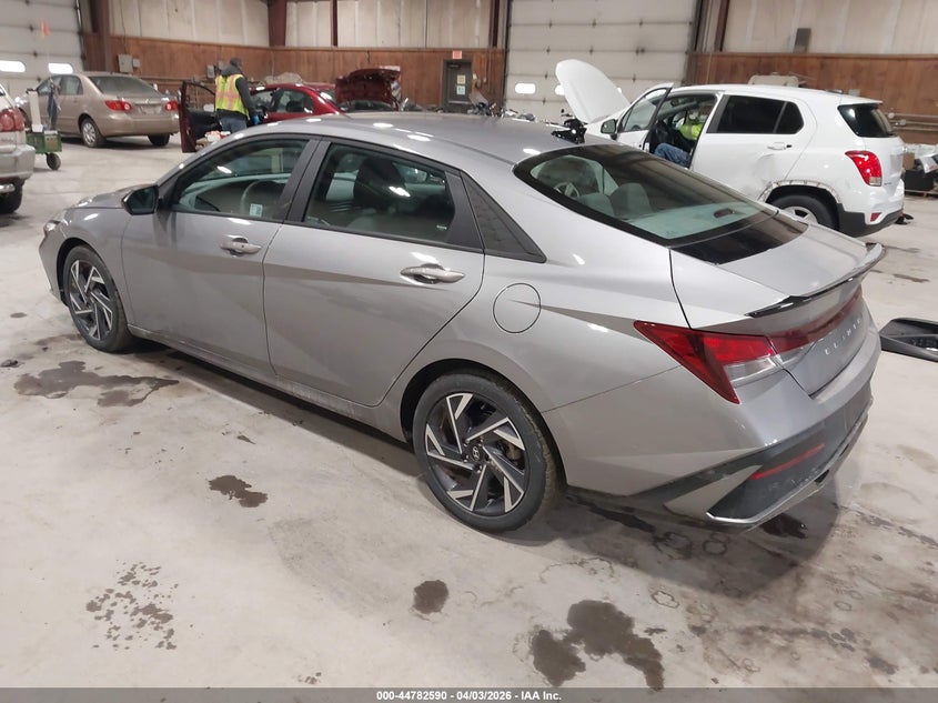 2025 HYUNDAI ELANTRA auction photo 3