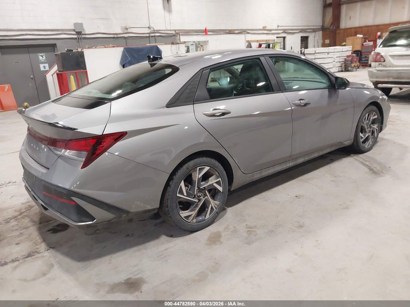 2025 HYUNDAI ELANTRA auction photo 4