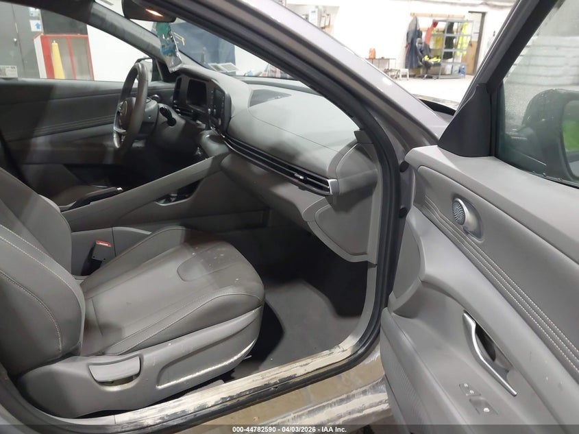 2025 HYUNDAI ELANTRA auction photo 5