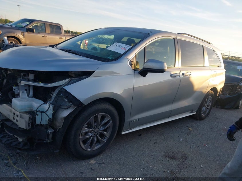 2021 Toyota Sienna Le VIN: 5TDKRKEC8MS008024 Lot: 44782815