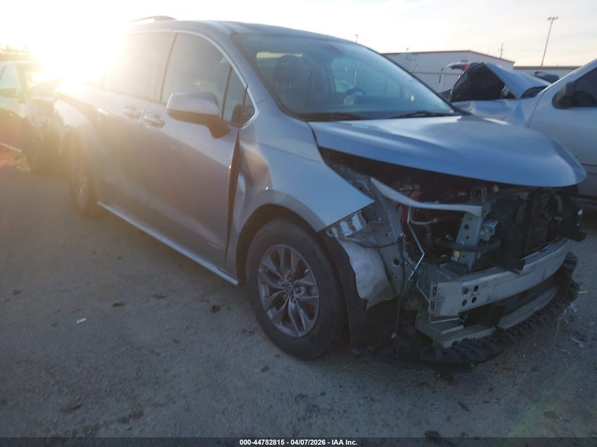 2021 Toyota Sienna Le