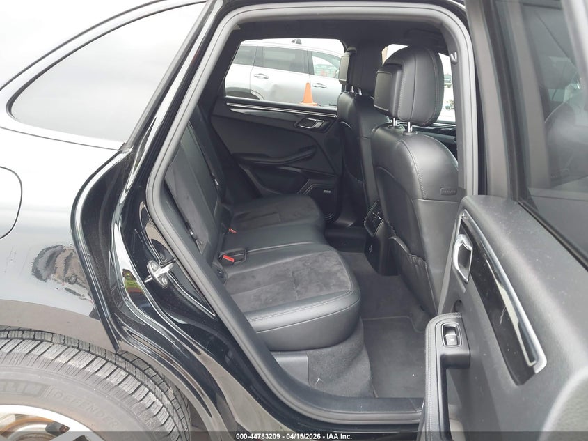 WP1AA2A57JLB11215 2018 Porsche Macan 2.0 Black