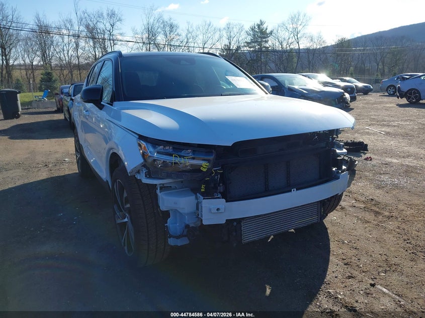 2020 Volvo Xc40 T5 R-Design VIN: YV4162UM2L2288430 Lot: 44784586