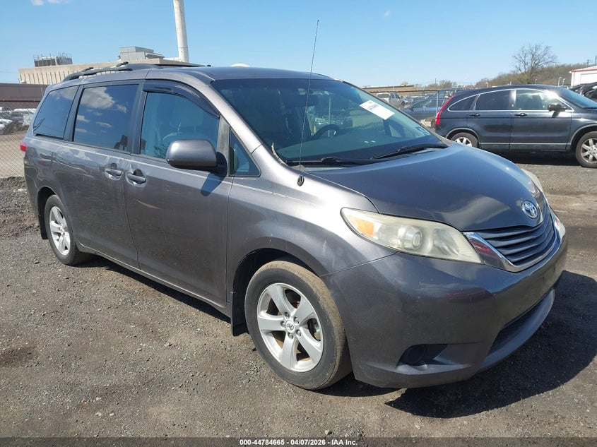 2012 Toyota Sienna Le V6 8 Passenger