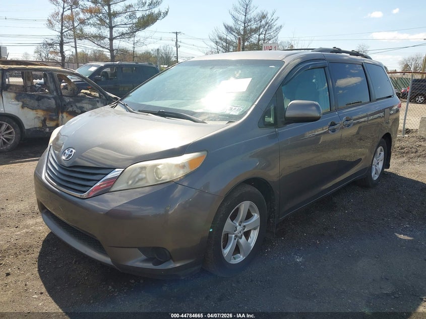 2012 Toyota Sienna Le V6 8 Passenger