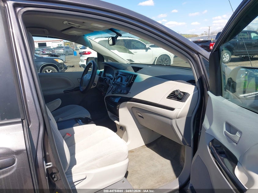 2012 Toyota Sienna Le V6 8 Passenger