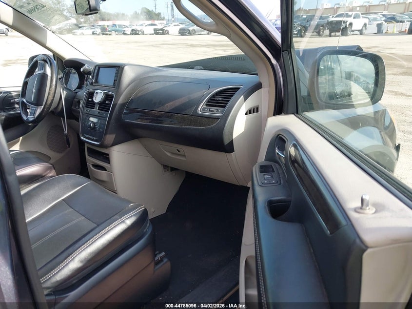 2014 Chrysler Town & Country Touring