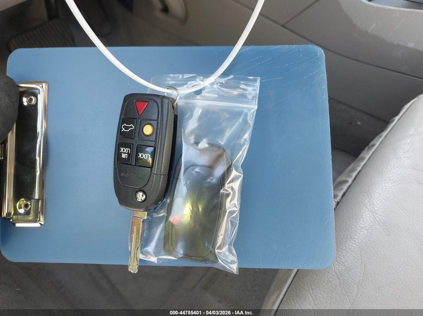 2004 Volvo V70 2.5T VIN: YV1SW59V042421188 Lot: 44785401