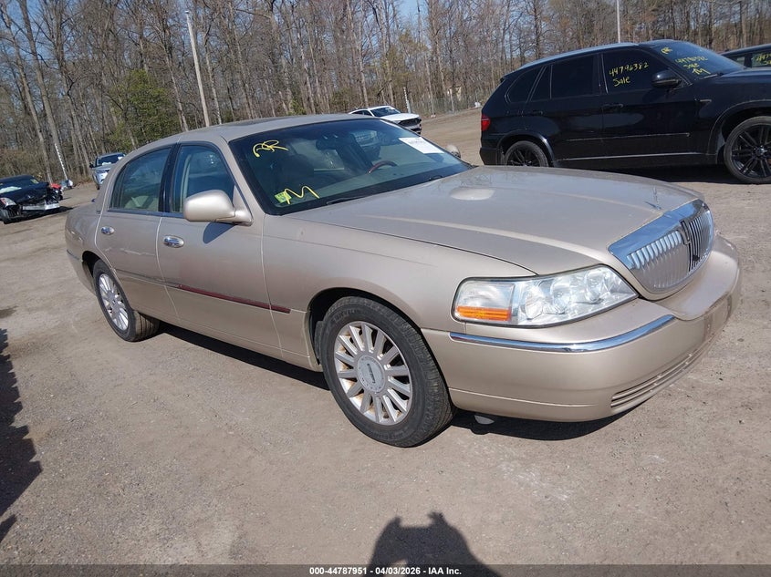 2005 Lincoln Town Car Signature Limited