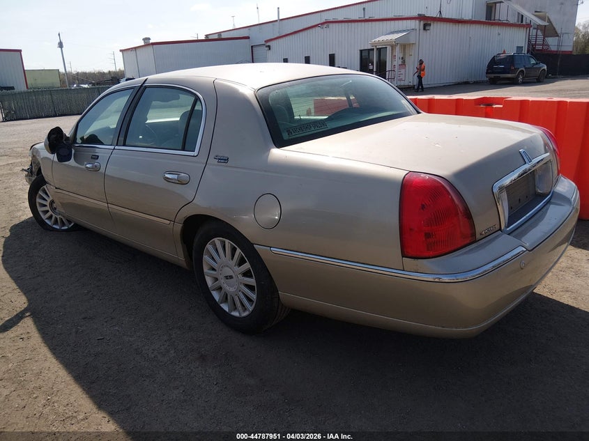 2005 Lincoln Town Car Signature Limited