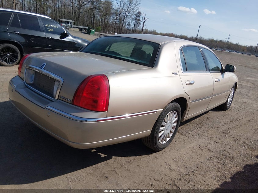 2005 Lincoln Town Car Signature Limited