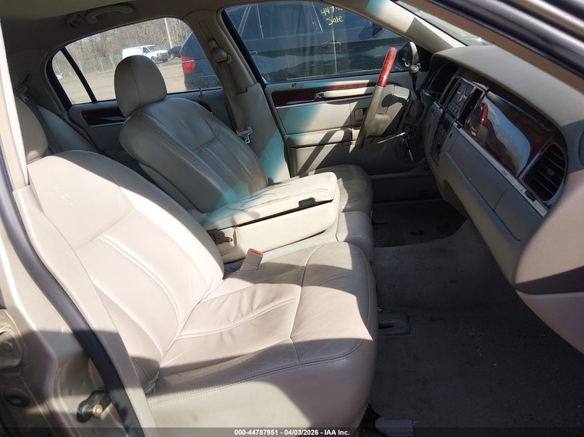 2005 Lincoln Town Car Signature Limited