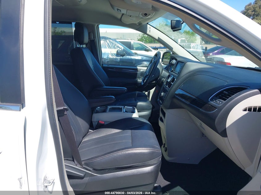 2016 Chrysler Town & Country Touring