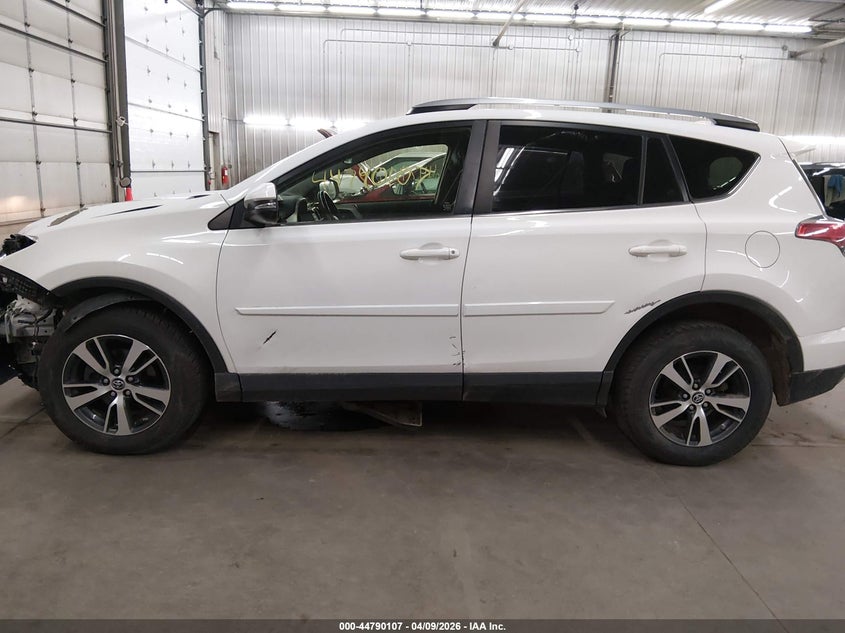 VIN JTMRFREVXJJ749012 2018 TOYOTA RAV4 XLE