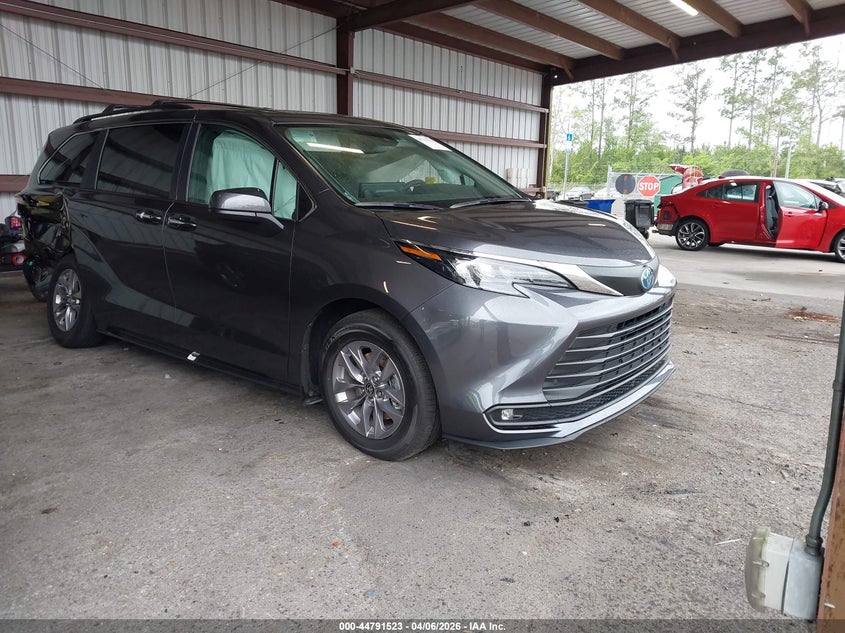 2025 Toyota Sienna Xle