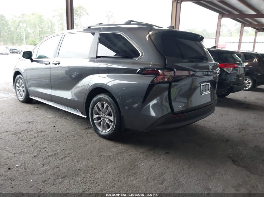 2025 Toyota Sienna Xle