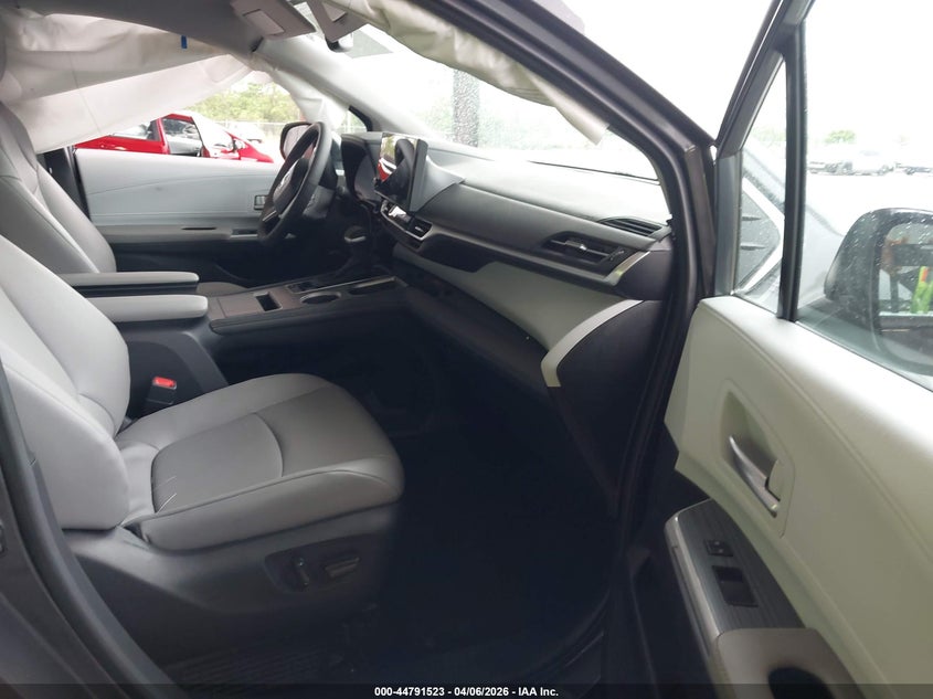 2025 Toyota Sienna Xle