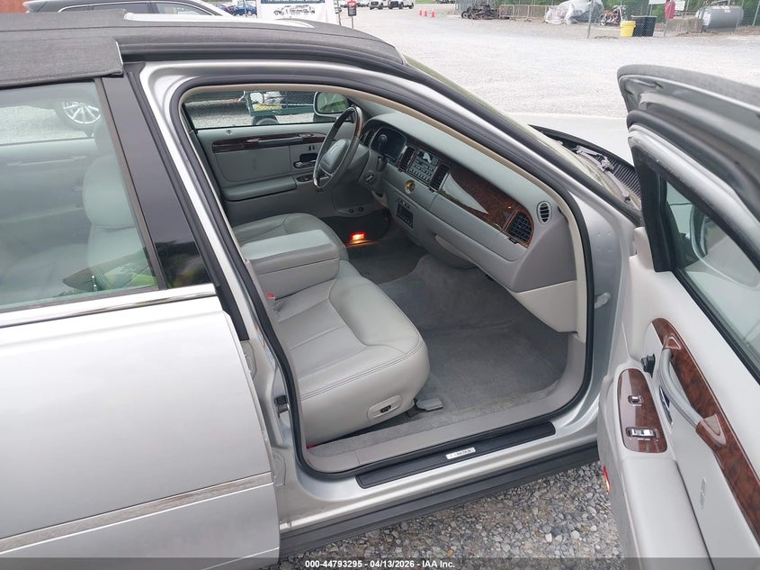 2001 Lincoln Town Car Cartier