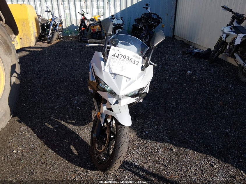 2025 Kawasaki Ninja Kawasaki Ex500 silver Lot 111044793632 Vin ML5EXGG19SDA65639