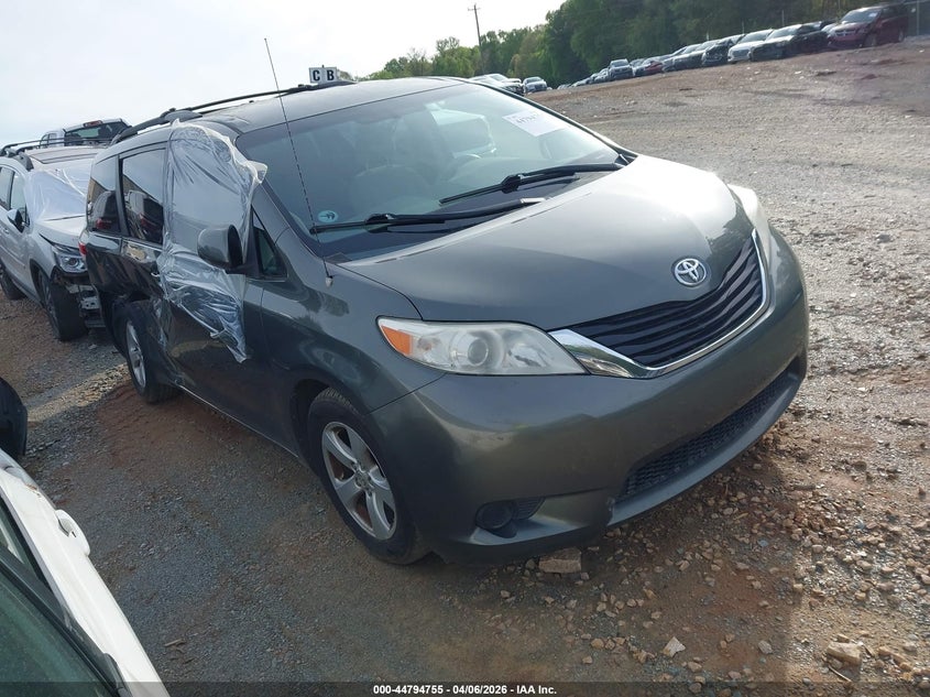 2013 TOYOTA SIENNA LE V6 8 PASSENGER