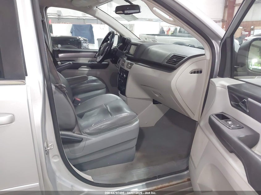2012 Volkswagen Routan Se