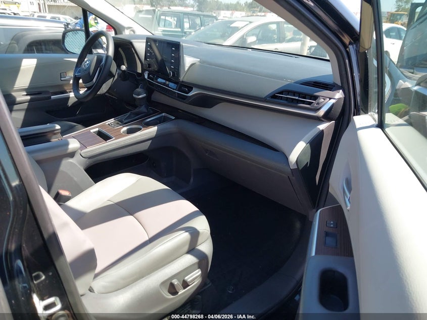 2021 Toyota Sienna Xle