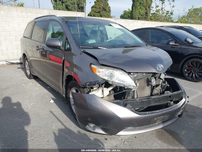 2014 Toyota Sienna Le V6 8 Passenger