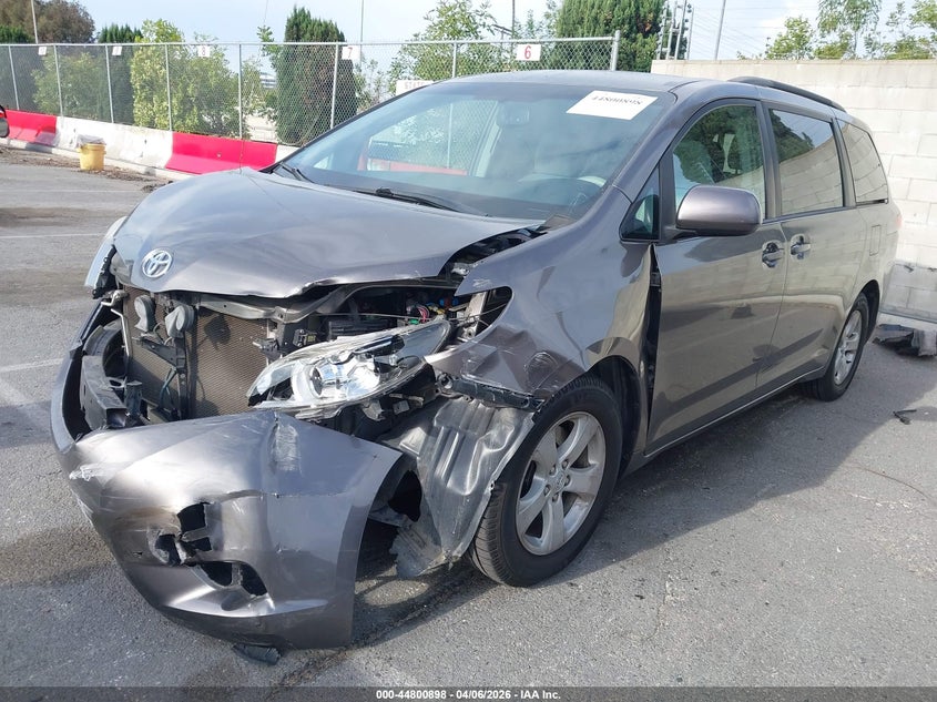 2014 Toyota Sienna Le V6 8 Passenger