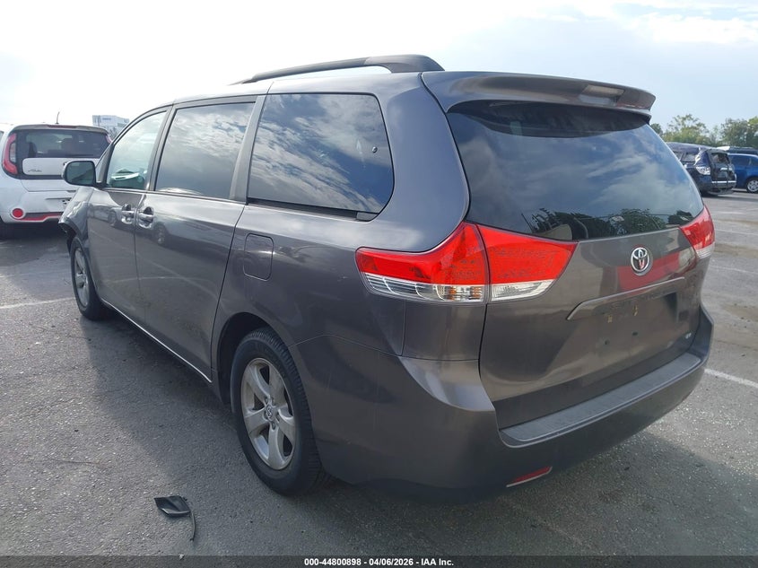 2014 Toyota Sienna Le V6 8 Passenger