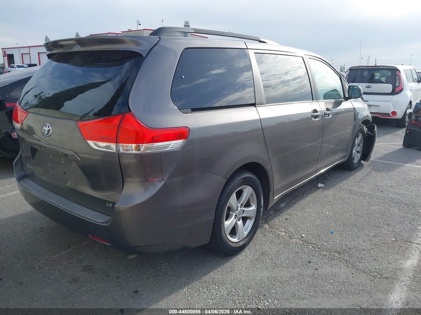 2014 Toyota Sienna Le V6 8 Passenger