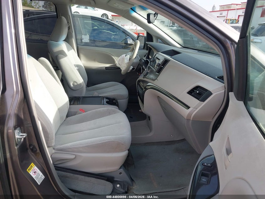 2014 Toyota Sienna Le V6 8 Passenger