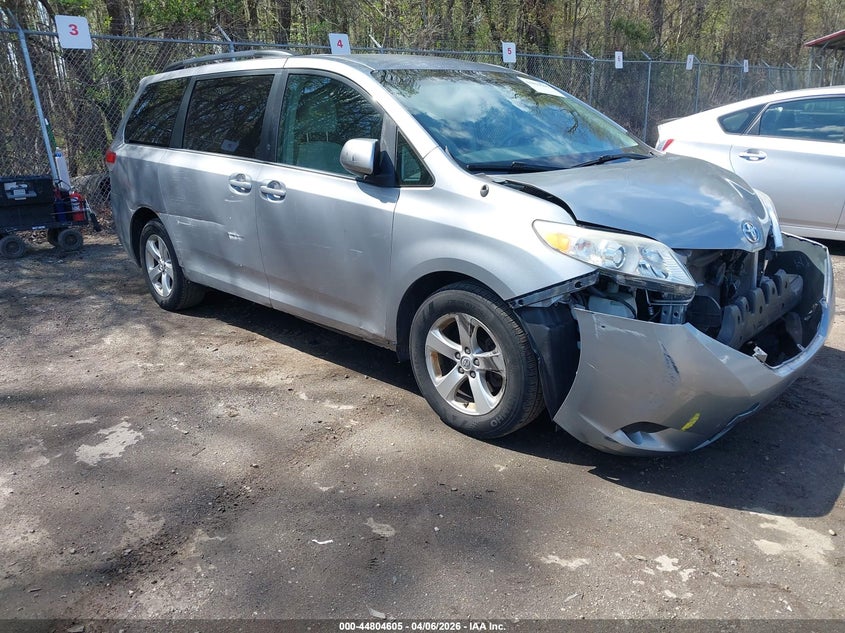 2013 Toyota Sienna Le V6 8 Passenger